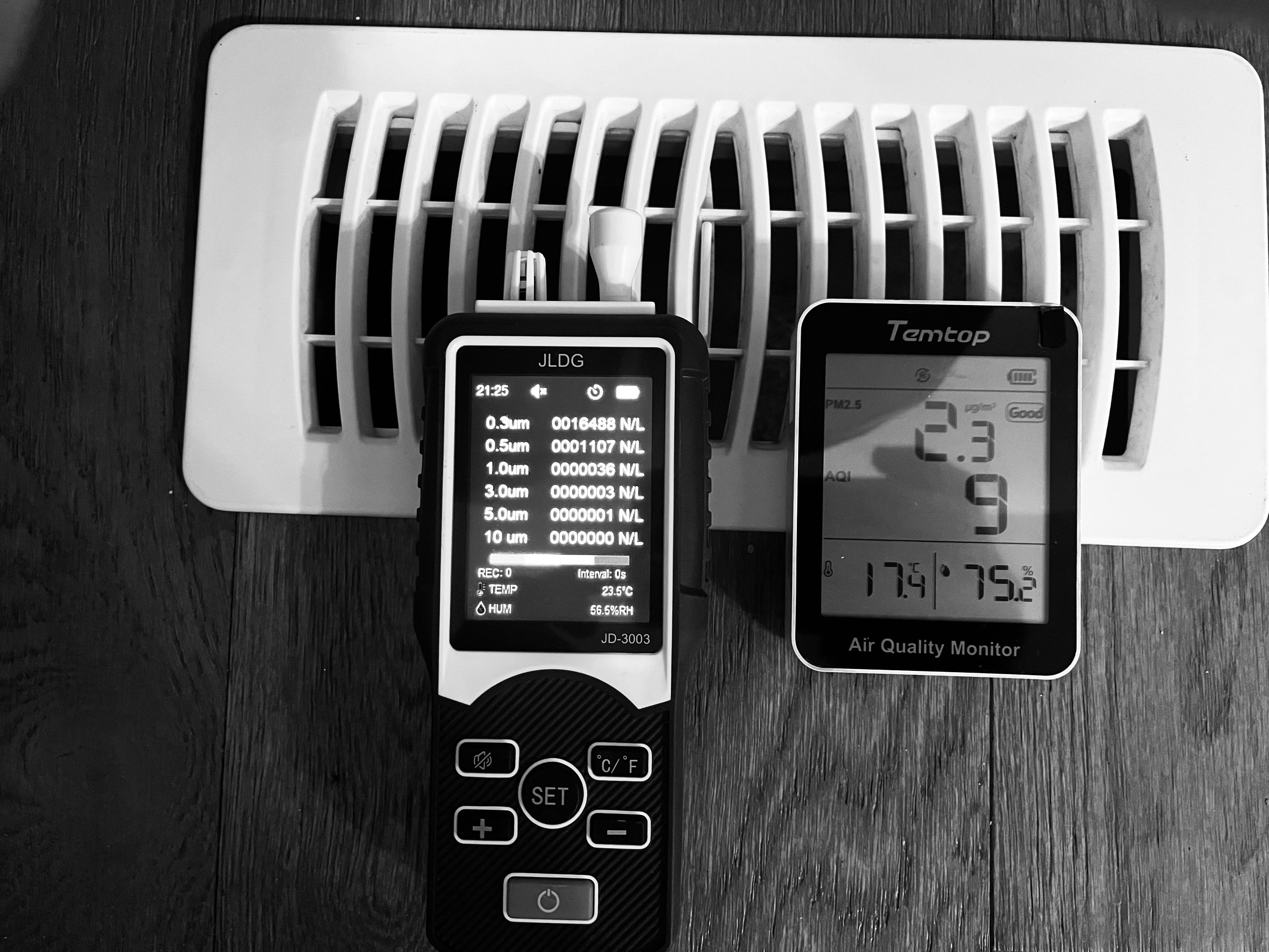 JLDG particle counter measuring 0.3 to 10 µm particle sizes at an air vent